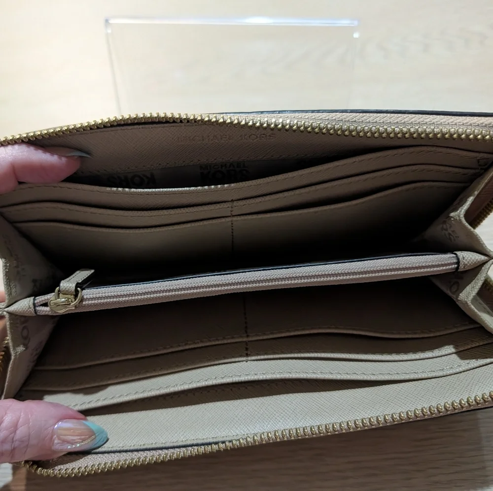 Michael Kors Zip Around Wallet EUC